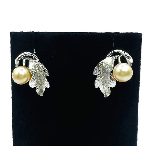 LISNER Vintage 60s Silver Leaf Faux Pearl Screw Back Earrings, Signed - Picture 3 of 11